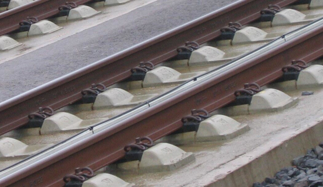 ระบบยึดรางสีดำ Oxide สำหรับรางรถไฟความแข็ง 44 - 48HRC